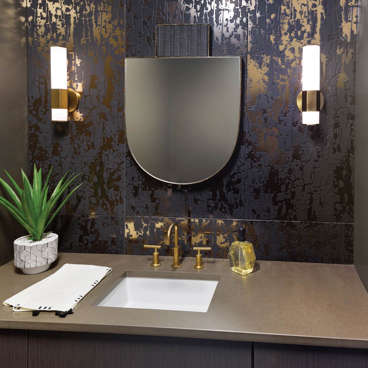 Facet 35cm Antikk messing baderomslampe Fra Elstead Lighting - Facet er en moderne og stilig baderomslampe som kombinerer funksjon og estetikk.