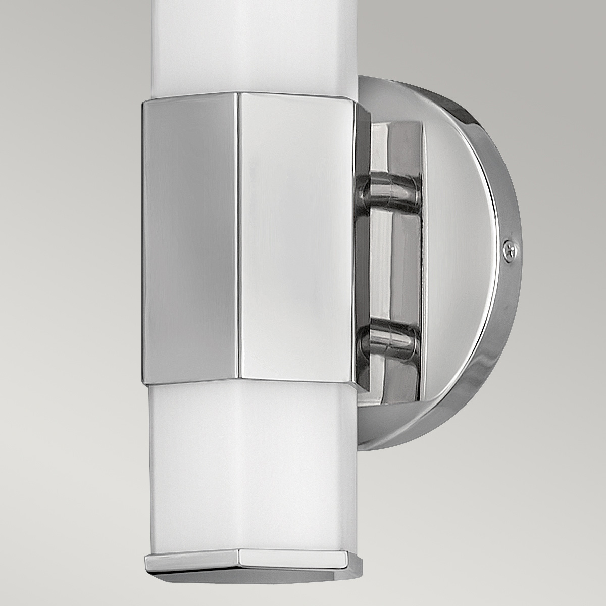 Facet 35cm Krom baderomslampe Fra Elstead Lighting - Facet er en moderne og stilig baderomslampe som kombinerer funksjon og estetikk.