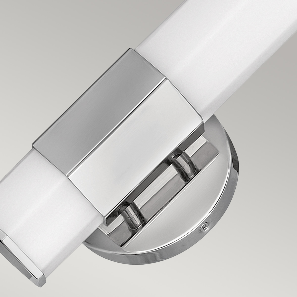 Facet 35cm Krom baderomslampe Fra Elstead Lighting - Facet er en moderne og stilig baderomslampe som kombinerer funksjon og estetikk.