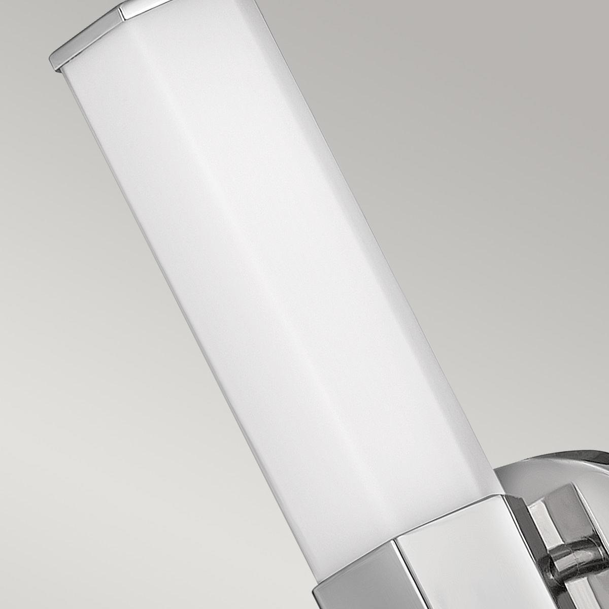Facet 35cm Krom baderomslampe Fra Elstead Lighting - Facet er en moderne og stilig baderomslampe som kombinerer funksjon og estetikk.