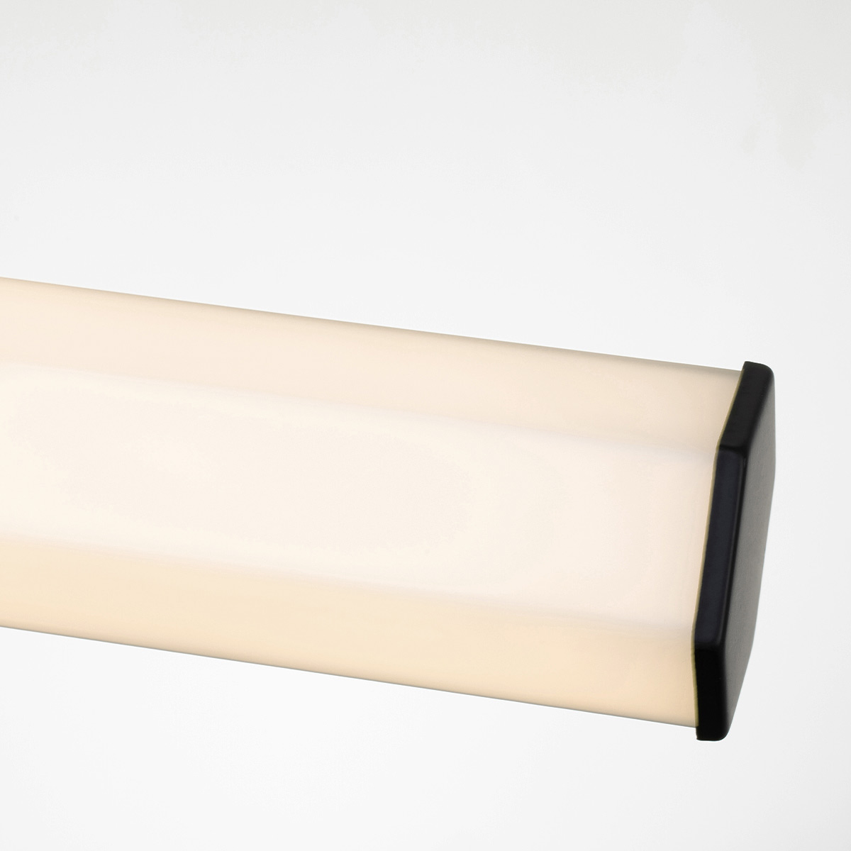 Facet 65cm Svart baderomslampe Fra Elstead Lighting - Facet er en moderne og stilig baderomslampe som kombinerer funksjon og estetikk.