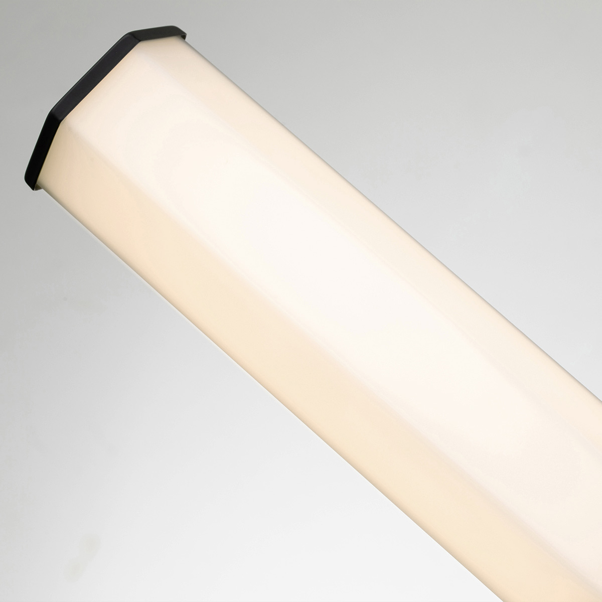 Facet 65cm Svart baderomslampe Fra Elstead Lighting - Facet er en moderne og stilig baderomslampe som kombinerer funksjon og estetikk.