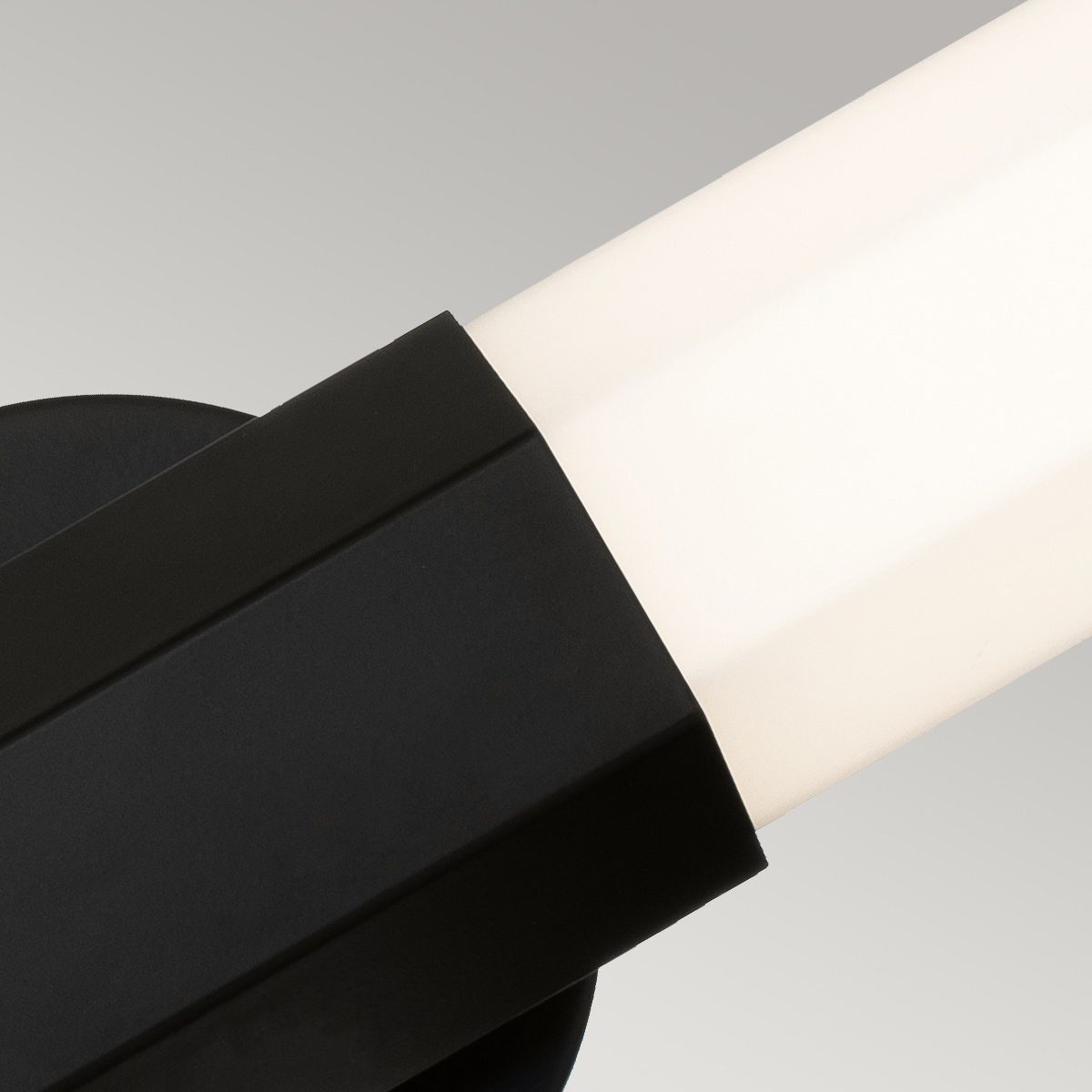 Facet 65cm Svart baderomslampe Fra Elstead Lighting - Facet er en moderne og stilig baderomslampe som kombinerer funksjon og estetikk.
