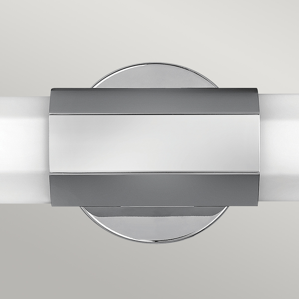 Facet 65cm Krom baderomslampe Fra Elstead Lighting - Facet er en moderne og stilig baderomslampe som kombinerer funksjon og estetikk.