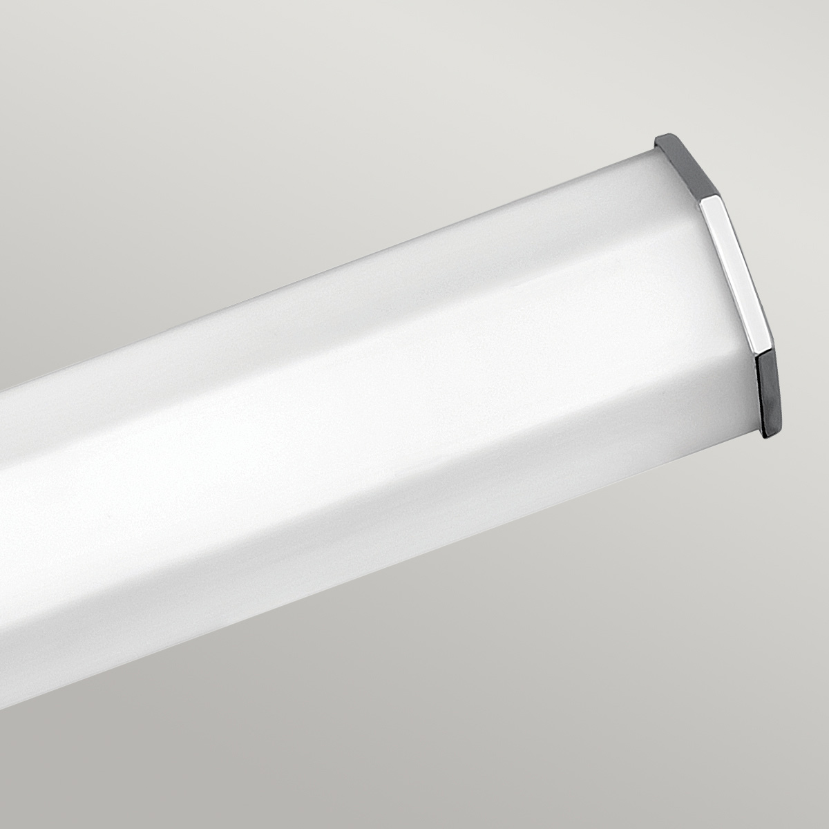 Facet 65cm Krom baderomslampe Fra Elstead Lighting - Facet er en moderne og stilig baderomslampe som kombinerer funksjon og estetikk.