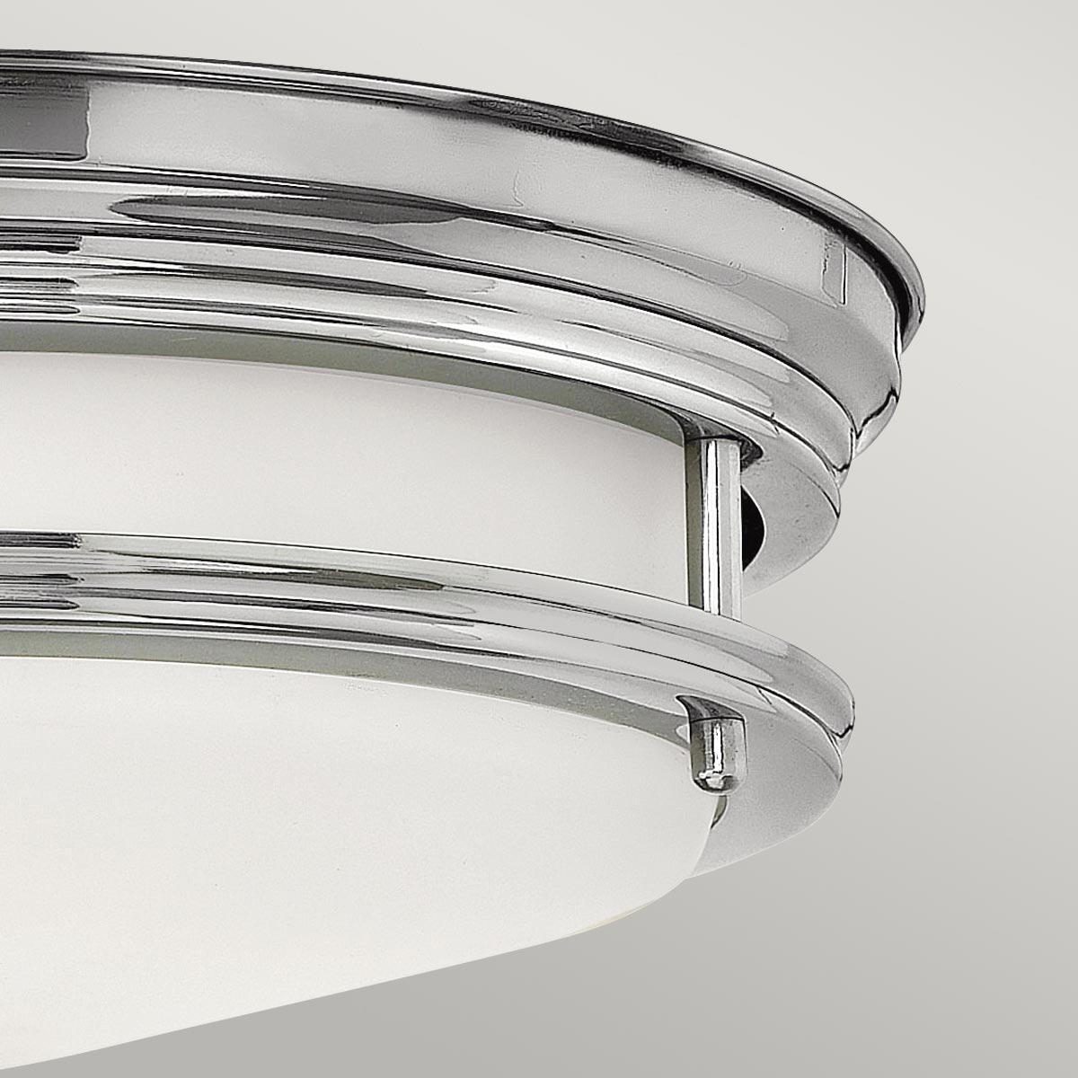 Hadrian Ø30 Krom baderomslampe Fra Elstead Lighting - Den elegante stålkonstruksjonen i kombinasjon med opalglasset gir et mykt og behagelig lys, som skaper en innbydende atmosfære.