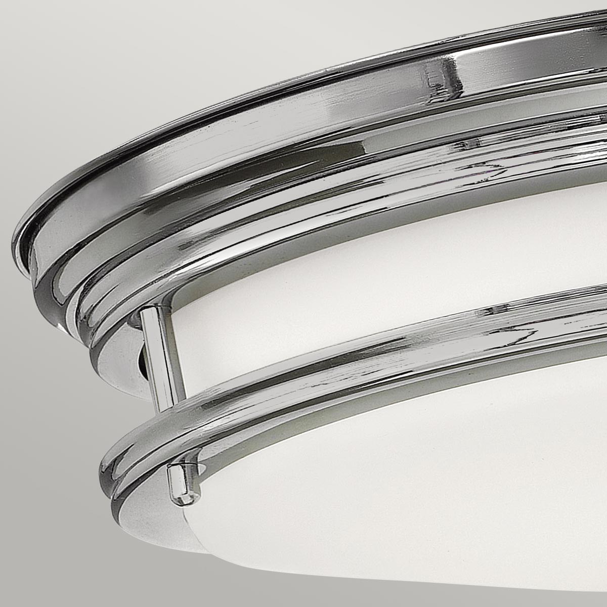 Hadrian Ø30 Krom baderomslampe Fra Elstead Lighting - Den elegante stålkonstruksjonen i kombinasjon med opalglasset gir et mykt og behagelig lys, som skaper en innbydende atmosfære.
