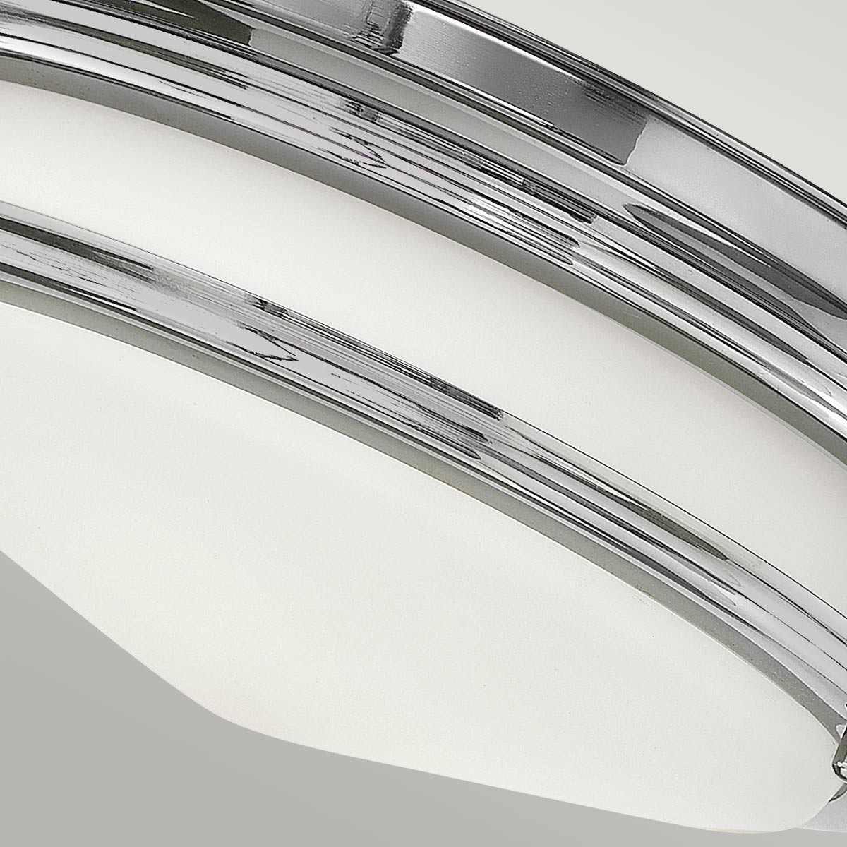 Hadrian Ø30 Krom baderomslampe Fra Elstead Lighting - Den elegante stålkonstruksjonen i kombinasjon med opalglasset gir et mykt og behagelig lys, som skaper en innbydende atmosfære.
