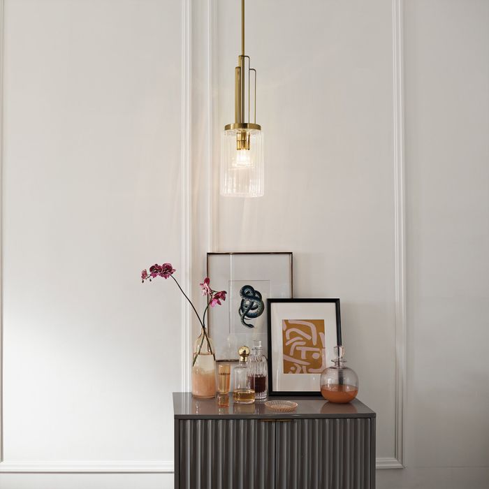 Kimrose Ø18 Børstet messing Taklampe Fra Elstead Lighting - De geometriske formene er i fokus og forsterkes av en elegant børstet messingfinish.