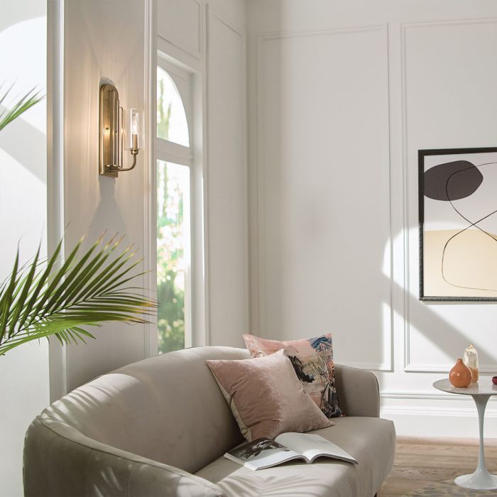 Kimrose 35cm Børstet messing vegglampe Fra Elstead Lighting - De geometriske formene er i fokus og forsterkes av en elegant b&oslash;rstet messingfinish.