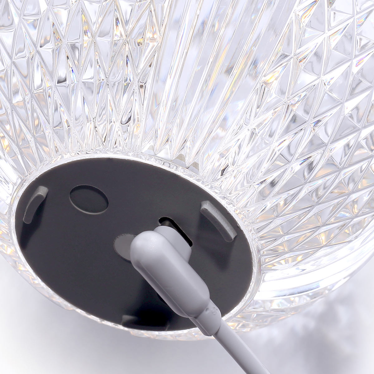 Marni 10cm Gjennomsiktig bærbar Fra Elstead Lighting - Marni er en elegant og oppladbar bordlampe med et dekorativt design som kombinerer stål i en naturlig messingfinish med transparent, mønstret akryl.