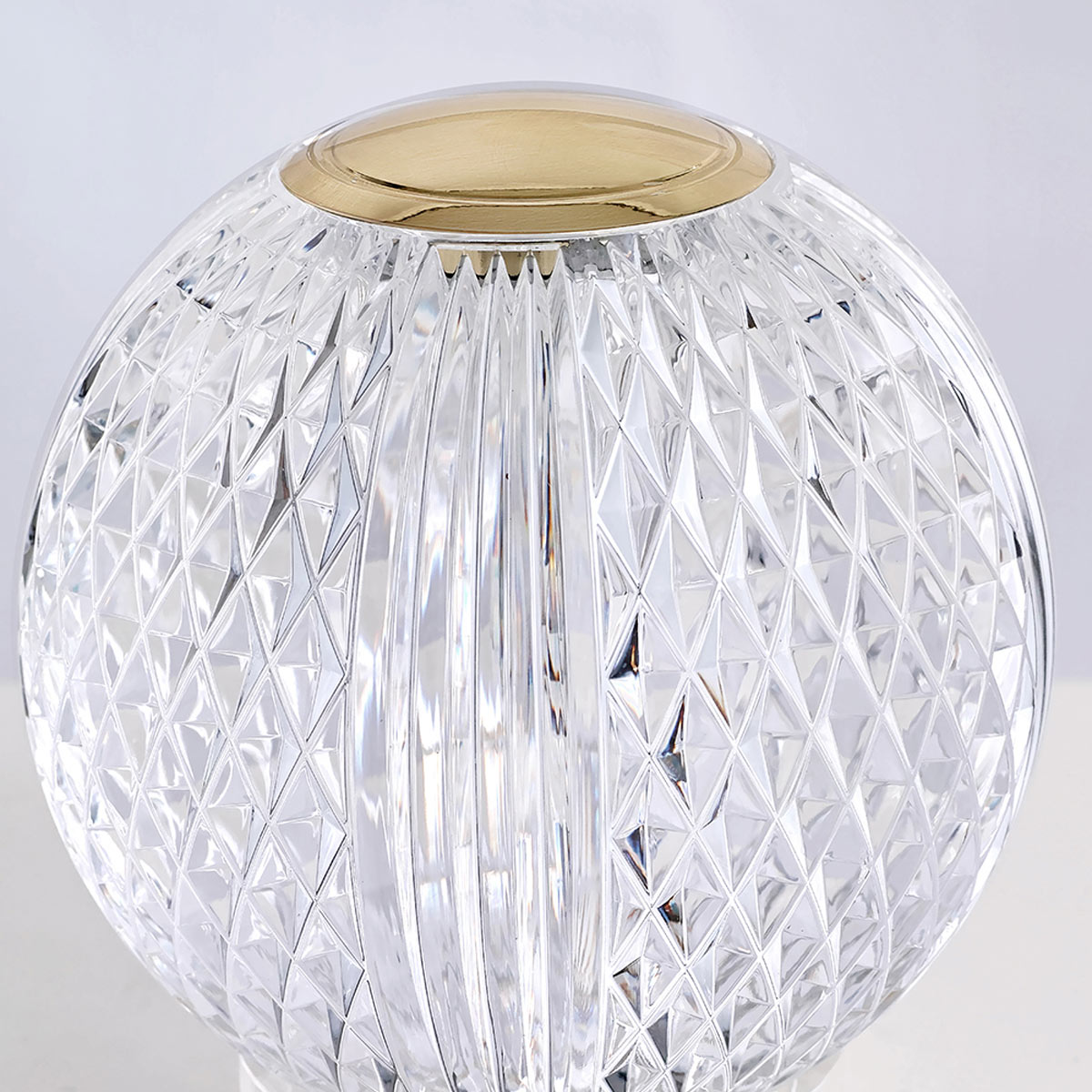 Marni 10cm Gjennomsiktig bærbar Fra Elstead Lighting - Marni er en elegant og oppladbar bordlampe med et dekorativt design som kombinerer stål i en naturlig messingfinish med transparent, mønstret akryl.