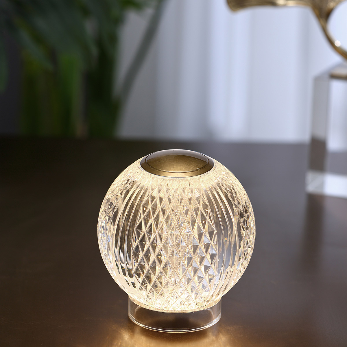 Marni 10cm Gjennomsiktig bærbar Fra Elstead Lighting - Marni er en elegant og oppladbar bordlampe med et dekorativt design som kombinerer stål i en naturlig messingfinish med transparent, mønstret akryl.