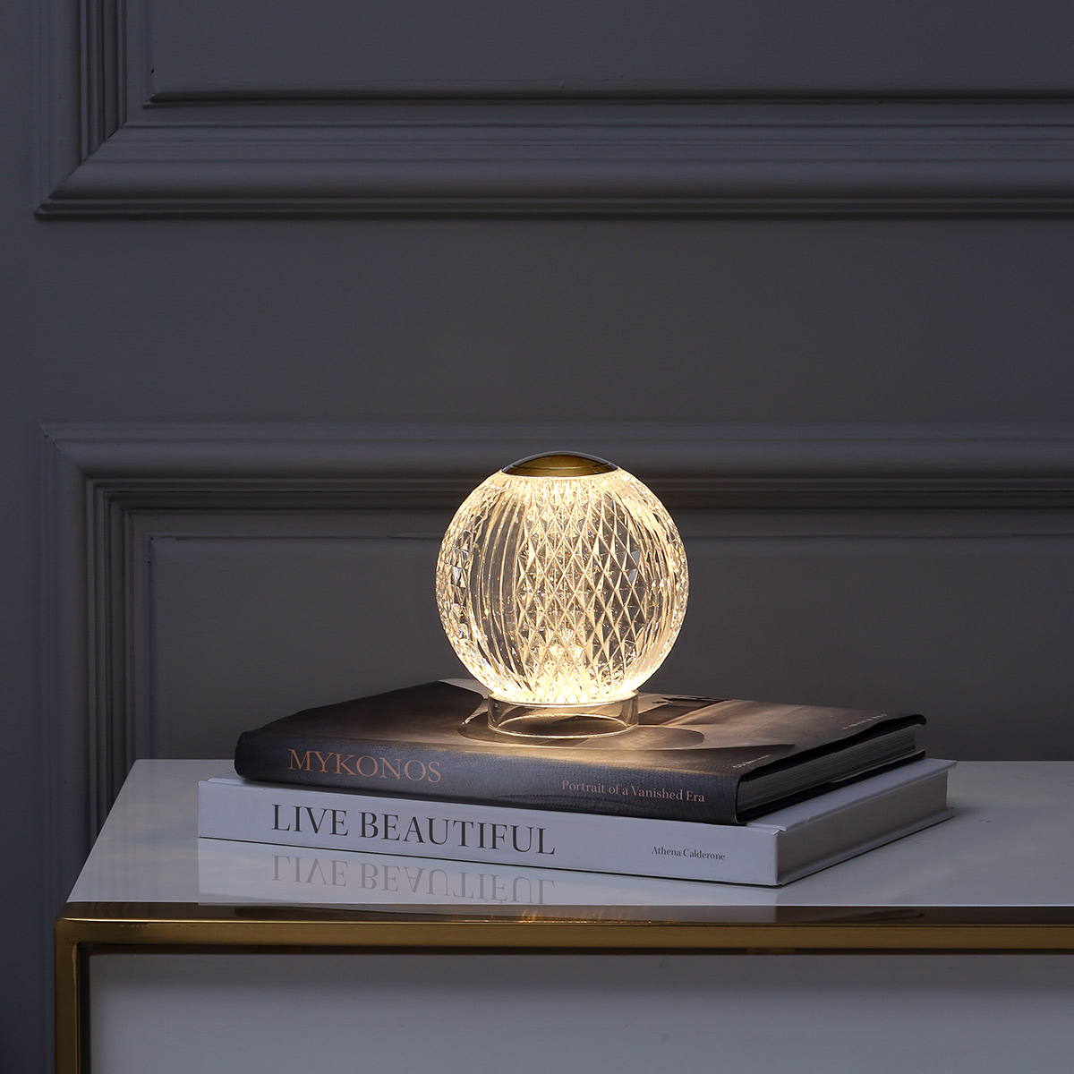 Marni 10cm Gjennomsiktig bærbar Fra Elstead Lighting - Marni er en elegant og oppladbar bordlampe med et dekorativt design som kombinerer stål i en naturlig messingfinish med transparent, mønstret akryl.