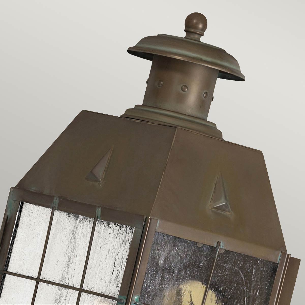Nantucket 42cm Antikk messing utendørslampe Fra Elstead Lighting - Tillverkad av massiv m&auml;ssing och glas, erbjuder den en robust och elegant konstruktion som &aring;ldras vackert &ouml;ver tid.