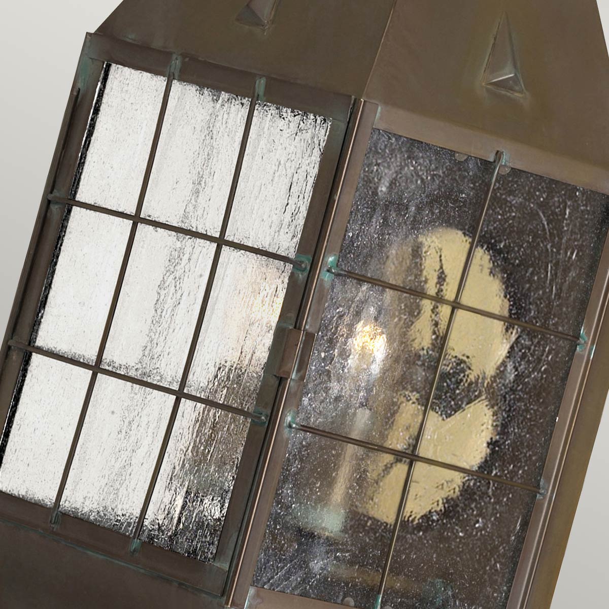 Nantucket 42cm Antikk messing utendørslampe Fra Elstead Lighting - Tillverkad av massiv m&auml;ssing och glas, erbjuder den en robust och elegant konstruktion som &aring;ldras vackert &ouml;ver tid.