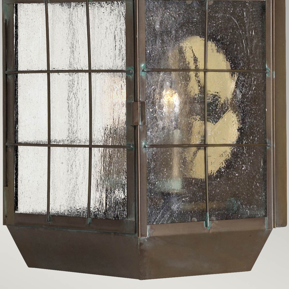 Nantucket 42cm Antikk messing utendørslampe Fra Elstead Lighting - Tillverkad av massiv m&auml;ssing och glas, erbjuder den en robust och elegant konstruktion som &aring;ldras vackert &ouml;ver tid.