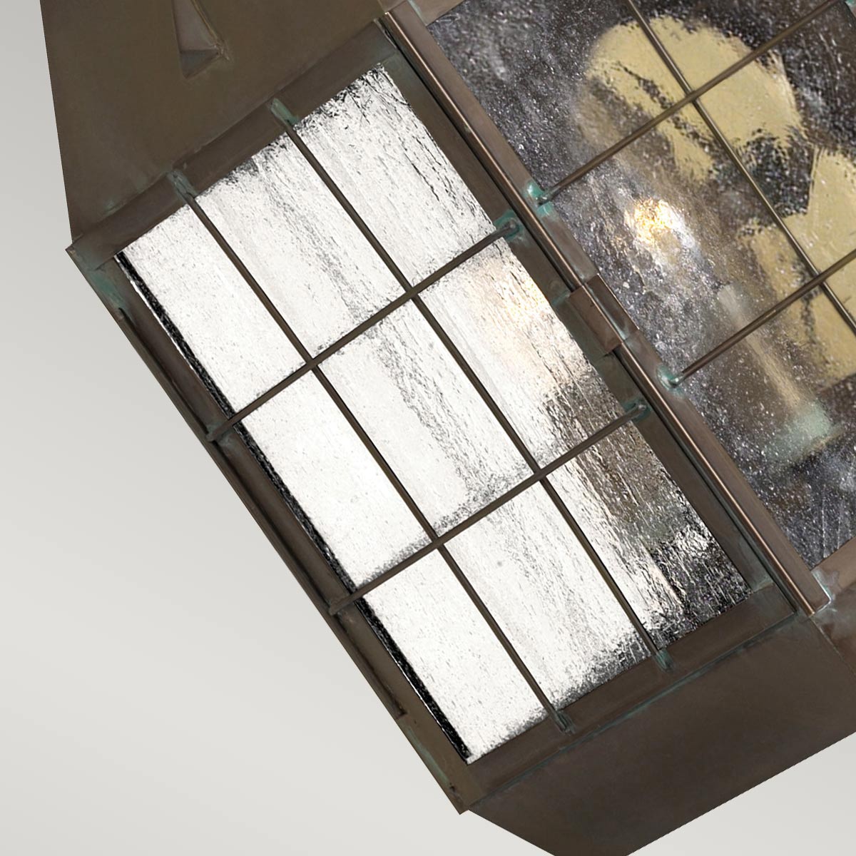 Nantucket 42cm Antikk messing utendørslampe Fra Elstead Lighting - Tillverkad av massiv m&auml;ssing och glas, erbjuder den en robust och elegant konstruktion som &aring;ldras vackert &ouml;ver tid.