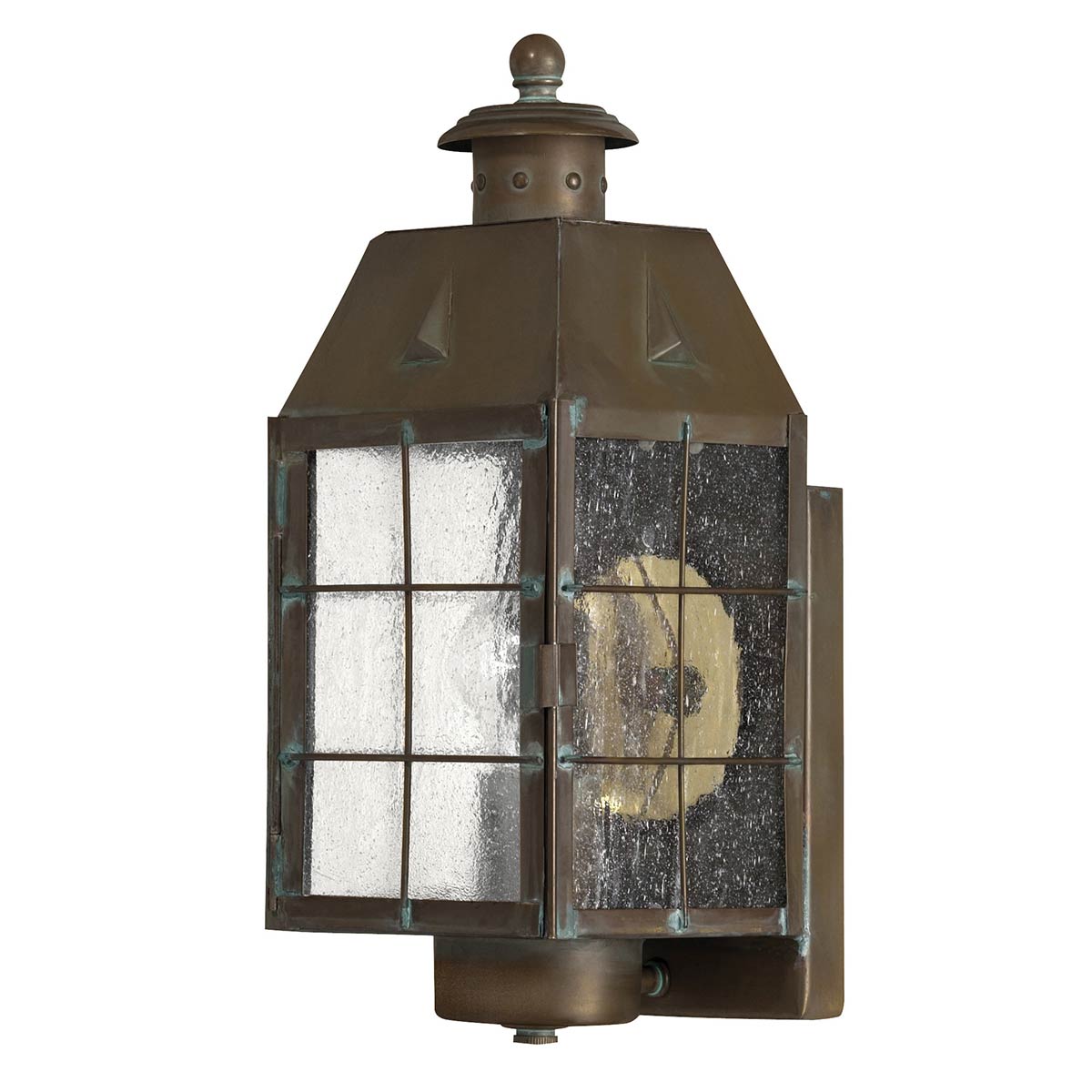 Nantucket 34cm Antikk messing utendørslampe Fra Elstead Lighting - Med en IP44-klassifisering er Nantucket beskyttet mot vær og vind, noe som gjør den perfekt for å lyse opp innganger, terrasser og hagemiljøer.