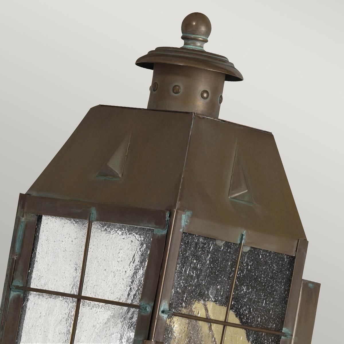 Nantucket 34cm Antikk messing utendørslampe Fra Elstead Lighting - Med en IP44-klassifisering er Nantucket beskyttet mot vær og vind, noe som gjør den perfekt for å lyse opp innganger, terrasser og hagemiljøer.