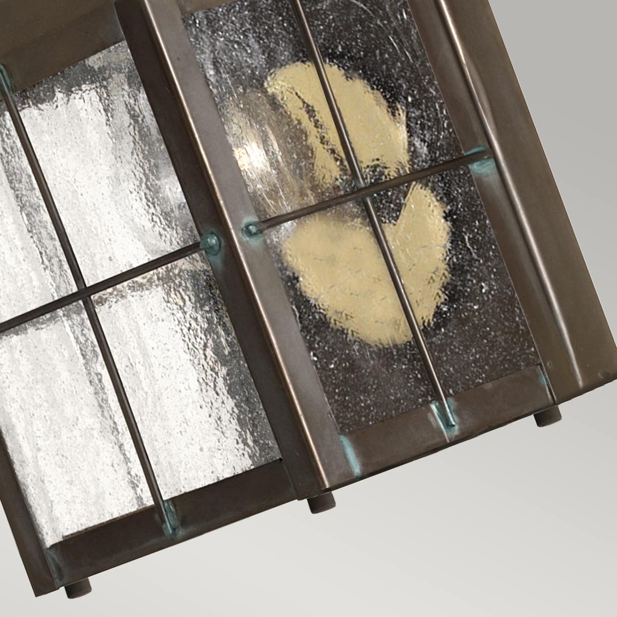 Nantucket 25cm Antikk messing utendørslampe Fra Elstead Lighting - Tillverkad av massiv m&auml;ssing och glas, erbjuder den en robust och elegant konstruktion som &aring;ldras vackert &ouml;ver tid.