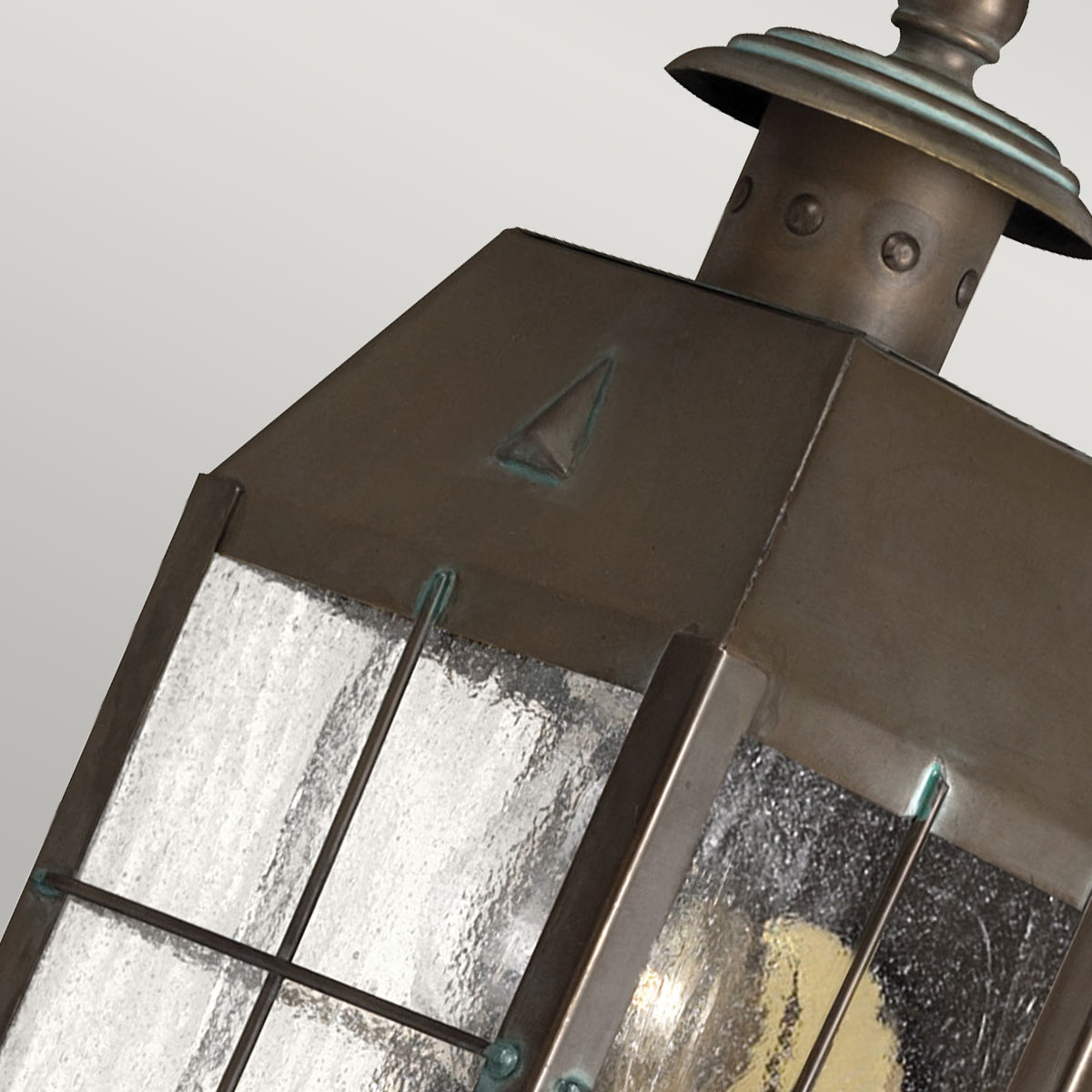 Nantucket 25cm Antikk messing utendørslampe Fra Elstead Lighting - Tillverkad av massiv m&auml;ssing och glas, erbjuder den en robust och elegant konstruktion som &aring;ldras vackert &ouml;ver tid.