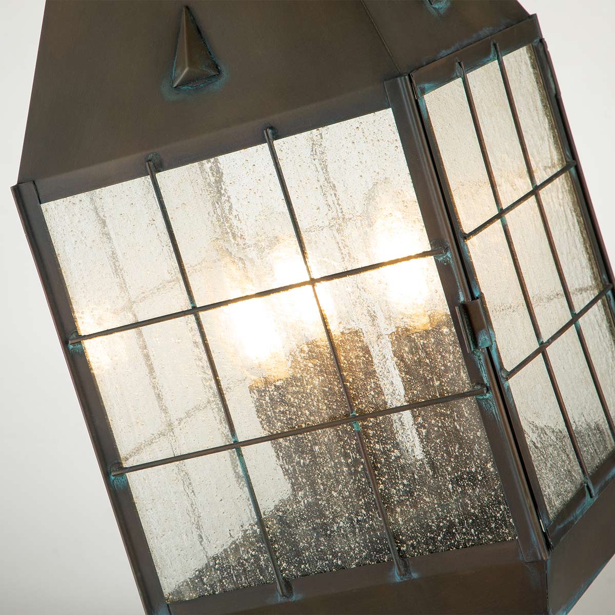 Nantucket 57cm Antikk messing Fra Elstead Lighting - Tillverkad av massiv m&auml;ssing och glas, erbjuder den en robust och elegant konstruktion som &aring;ldras vackert &ouml;ver tid.