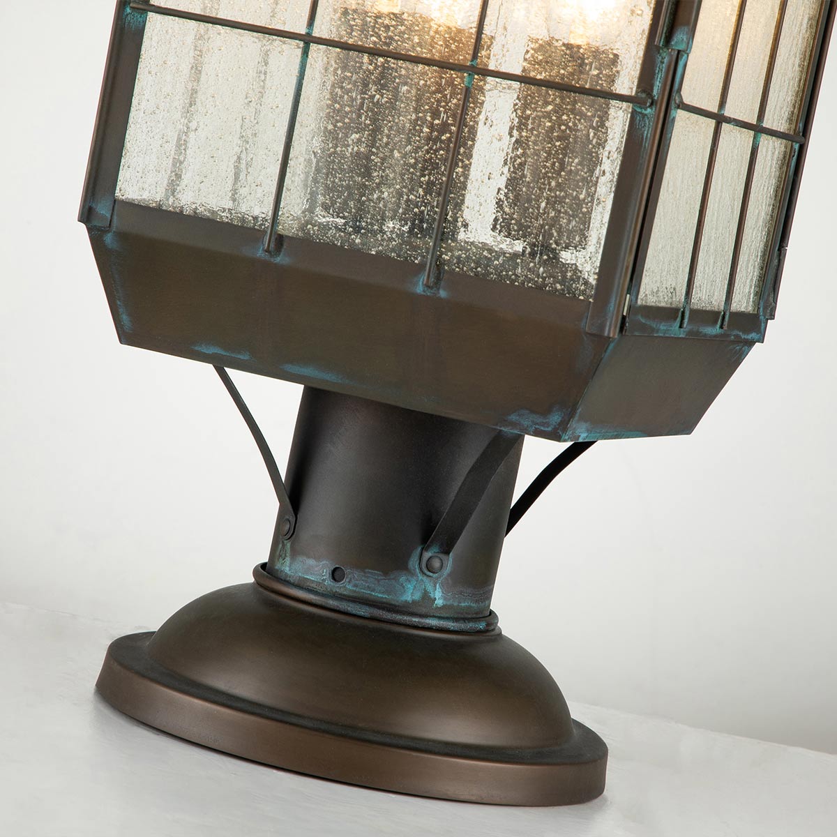Nantucket 57cm Antikk messing Fra Elstead Lighting - Tillverkad av massiv m&auml;ssing och glas, erbjuder den en robust och elegant konstruktion som &aring;ldras vackert &ouml;ver tid.