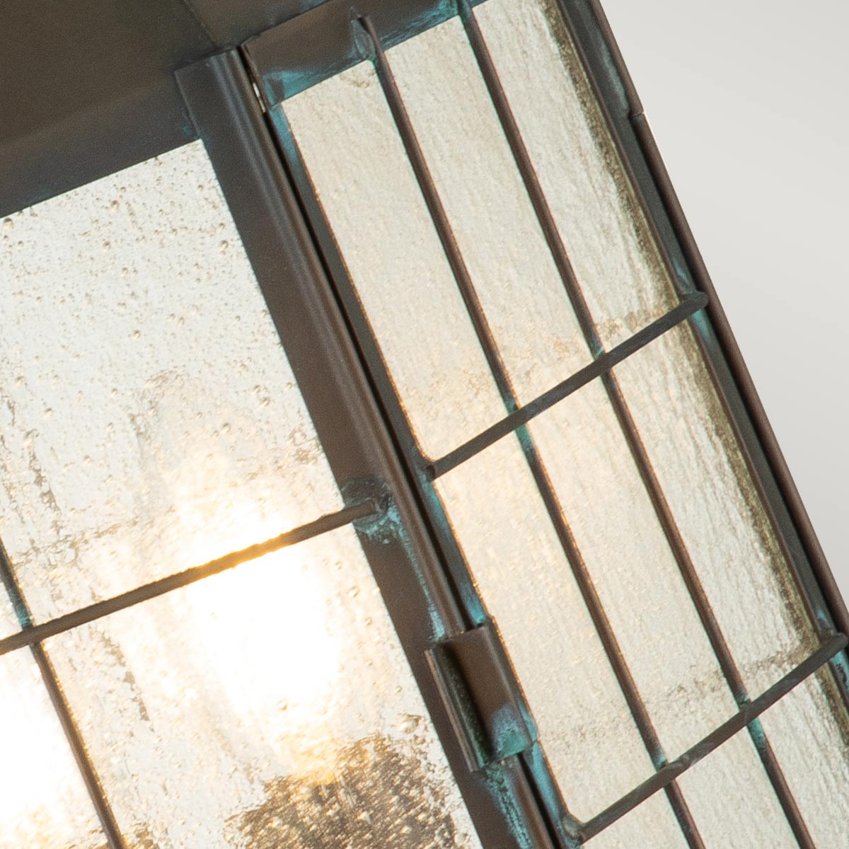 Nantucket 57cm Antikk messing Fra Elstead Lighting - Tillverkad av massiv m&auml;ssing och glas, erbjuder den en robust och elegant konstruktion som &aring;ldras vackert &ouml;ver tid.