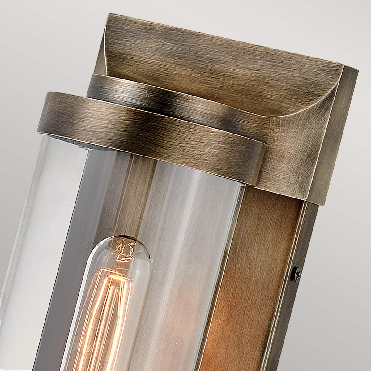 Pearson Bronse utendørslampe Fra Elstead Lighting - Tillverkad av aluminium, m&auml;ssing och glas, erbjuder den en robust och h&ouml;gkvalitativ konstruktion med en vacker bronsfinish.