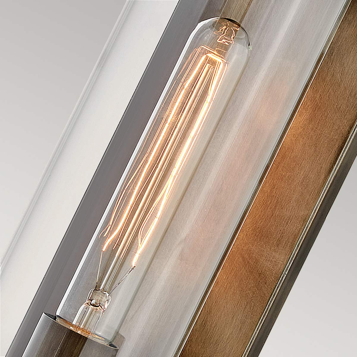 Pearson Bronse utendørslampe Fra Elstead Lighting - Tillverkad av aluminium, m&auml;ssing och glas, erbjuder den en robust och h&ouml;gkvalitativ konstruktion med en vacker bronsfinish.