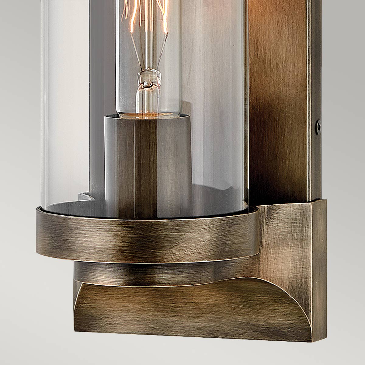 Pearson Bronse utendørslampe Fra Elstead Lighting - Tillverkad av aluminium, m&auml;ssing och glas, erbjuder den en robust och h&ouml;gkvalitativ konstruktion med en vacker bronsfinish.