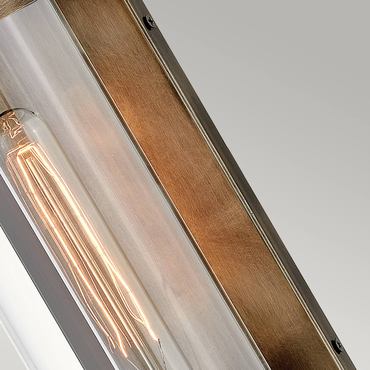 Pearson Bronse utendørslampe Fra Elstead Lighting - Tillverkad av aluminium, m&auml;ssing och glas, erbjuder den en robust och h&ouml;gkvalitativ konstruktion med en vacker bronsfinish.