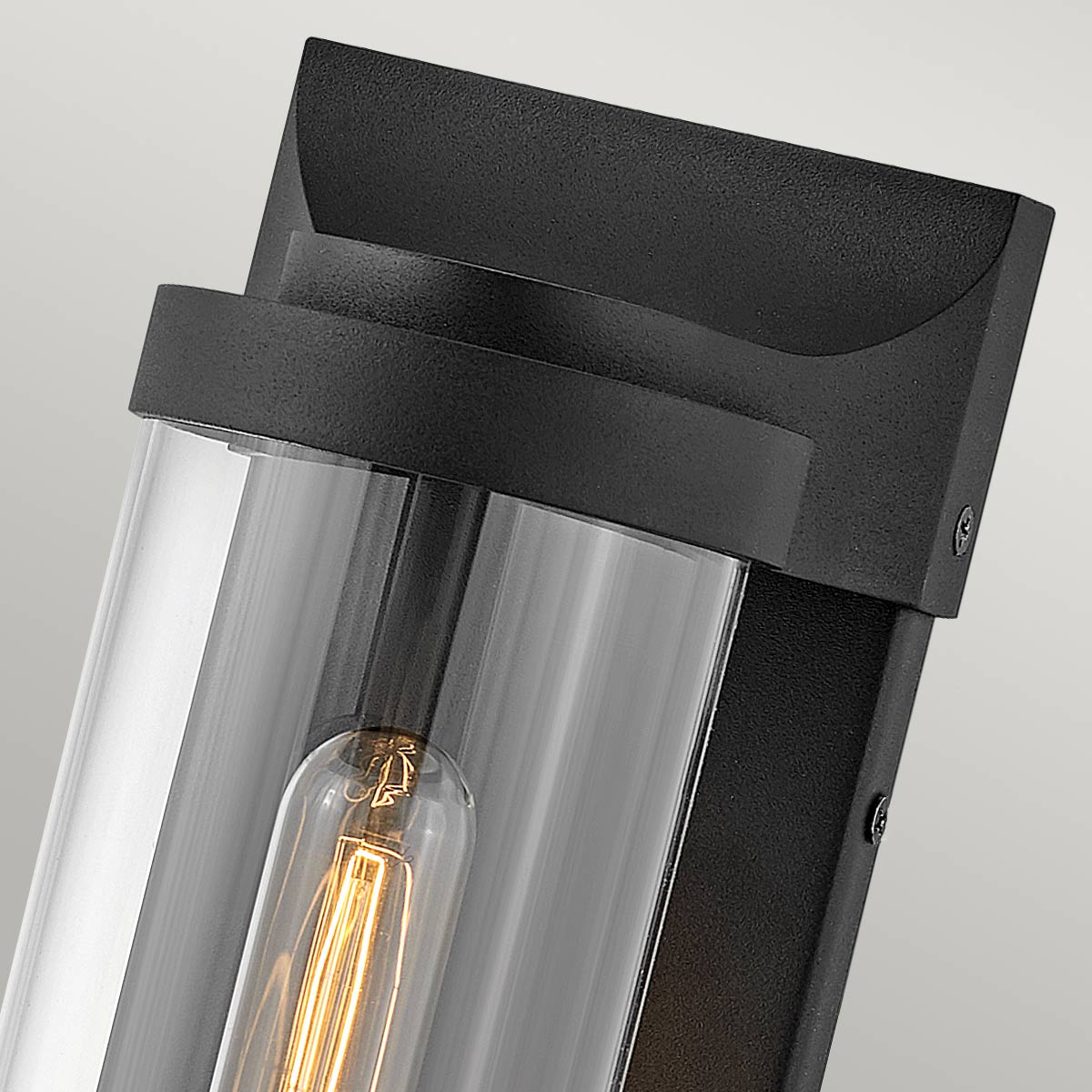 Pearson Svart utendørslampe Fra Elstead Lighting - Tillverkad av aluminium, m&auml;ssing och glas, erbjuder den en robust och h&ouml;gkvalitativ konstruktion med en vacker texturerad svart finish.