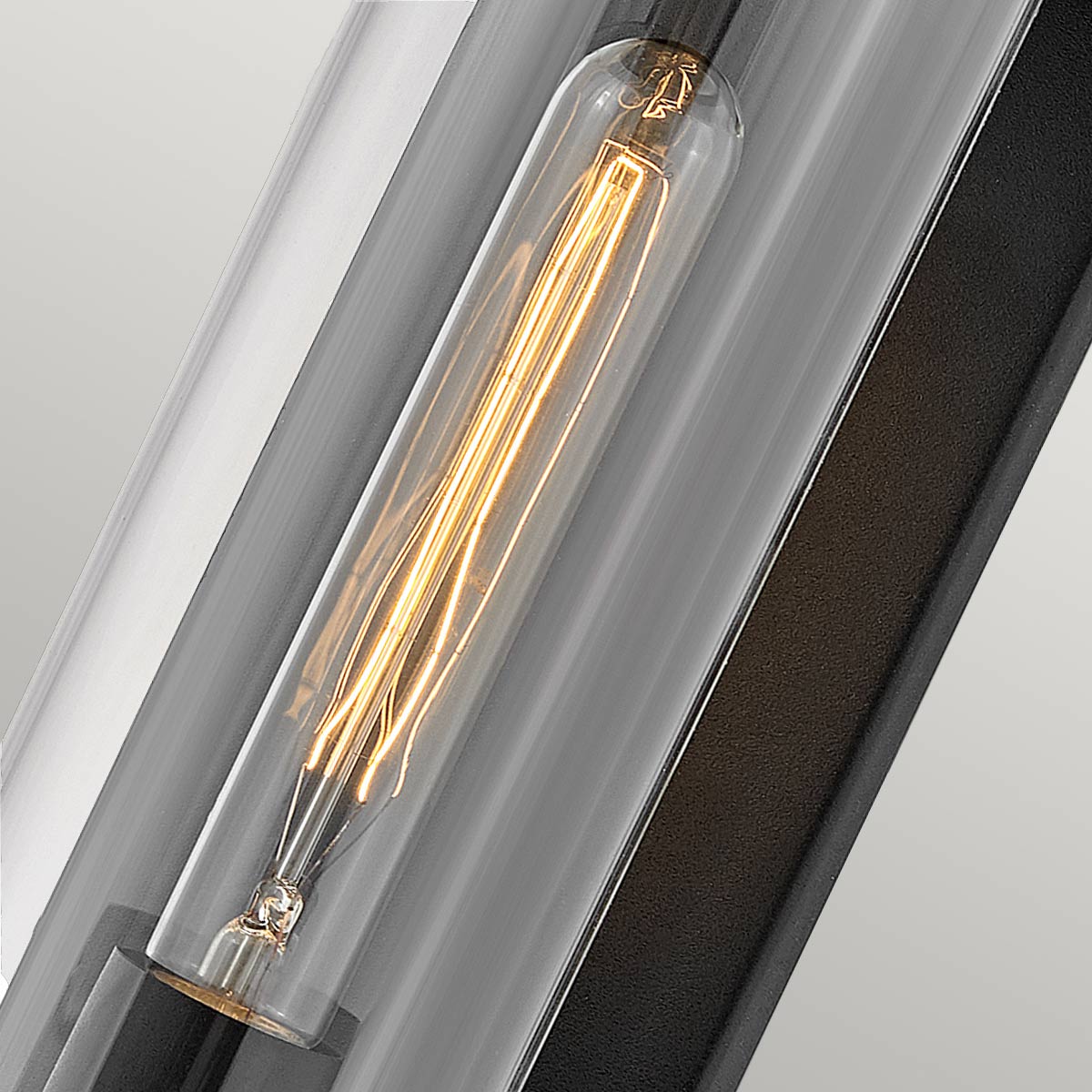 Pearson Svart utendørslampe Fra Elstead Lighting - Tillverkad av aluminium, m&auml;ssing och glas, erbjuder den en robust och h&ouml;gkvalitativ konstruktion med en vacker texturerad svart finish.