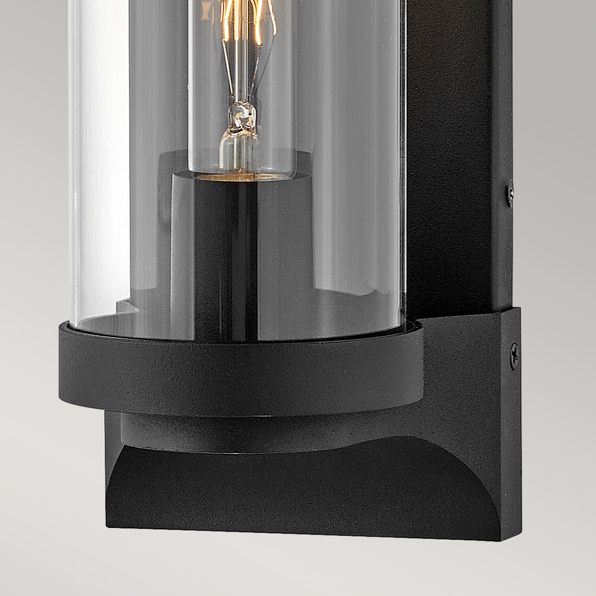 Pearson Svart utendørslampe Fra Elstead Lighting - Tillverkad av aluminium, m&auml;ssing och glas, erbjuder den en robust och h&ouml;gkvalitativ konstruktion med en vacker texturerad svart finish.