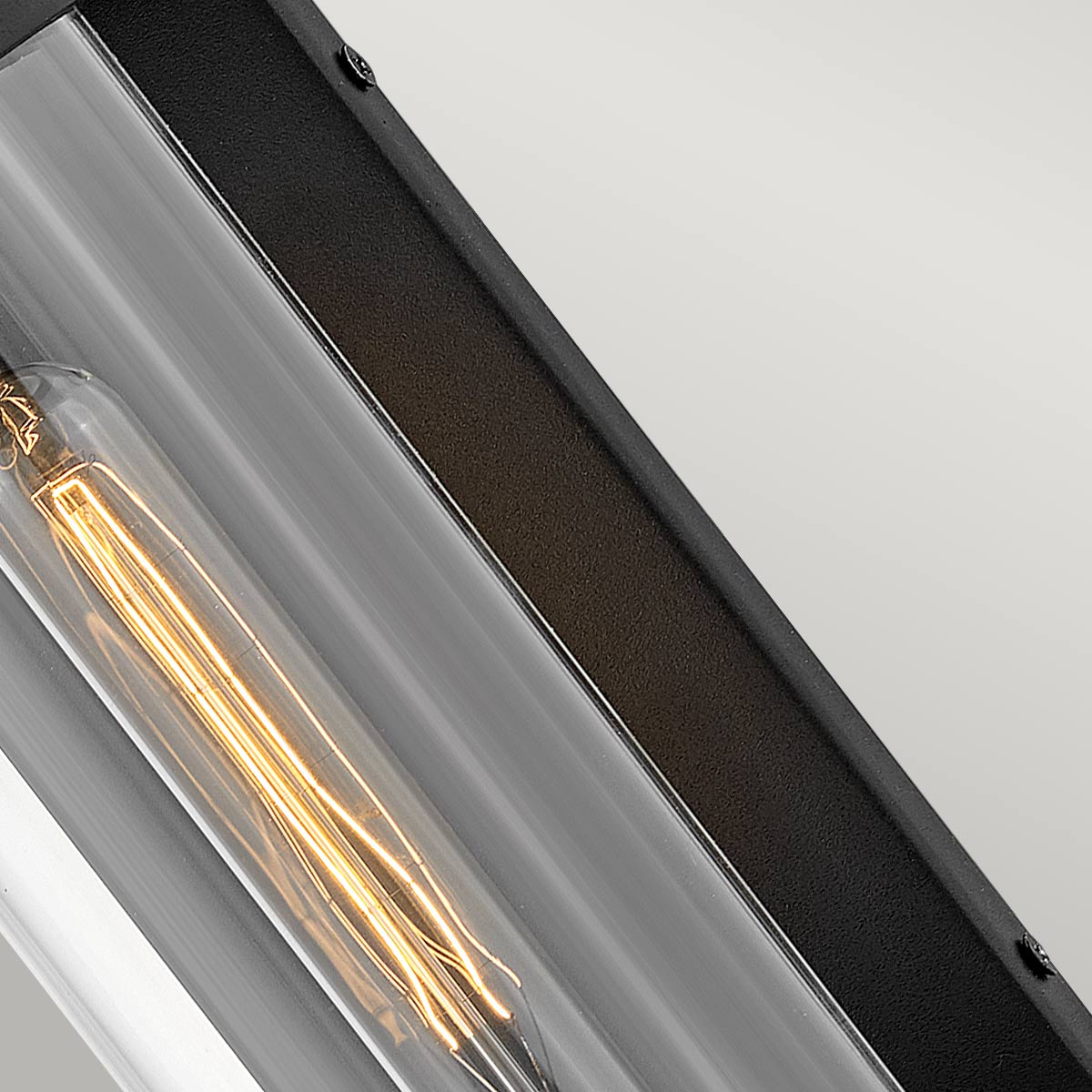 Pearson Svart utendørslampe Fra Elstead Lighting - Tillverkad av aluminium, m&auml;ssing och glas, erbjuder den en robust och h&ouml;gkvalitativ konstruktion med en vacker texturerad svart finish.