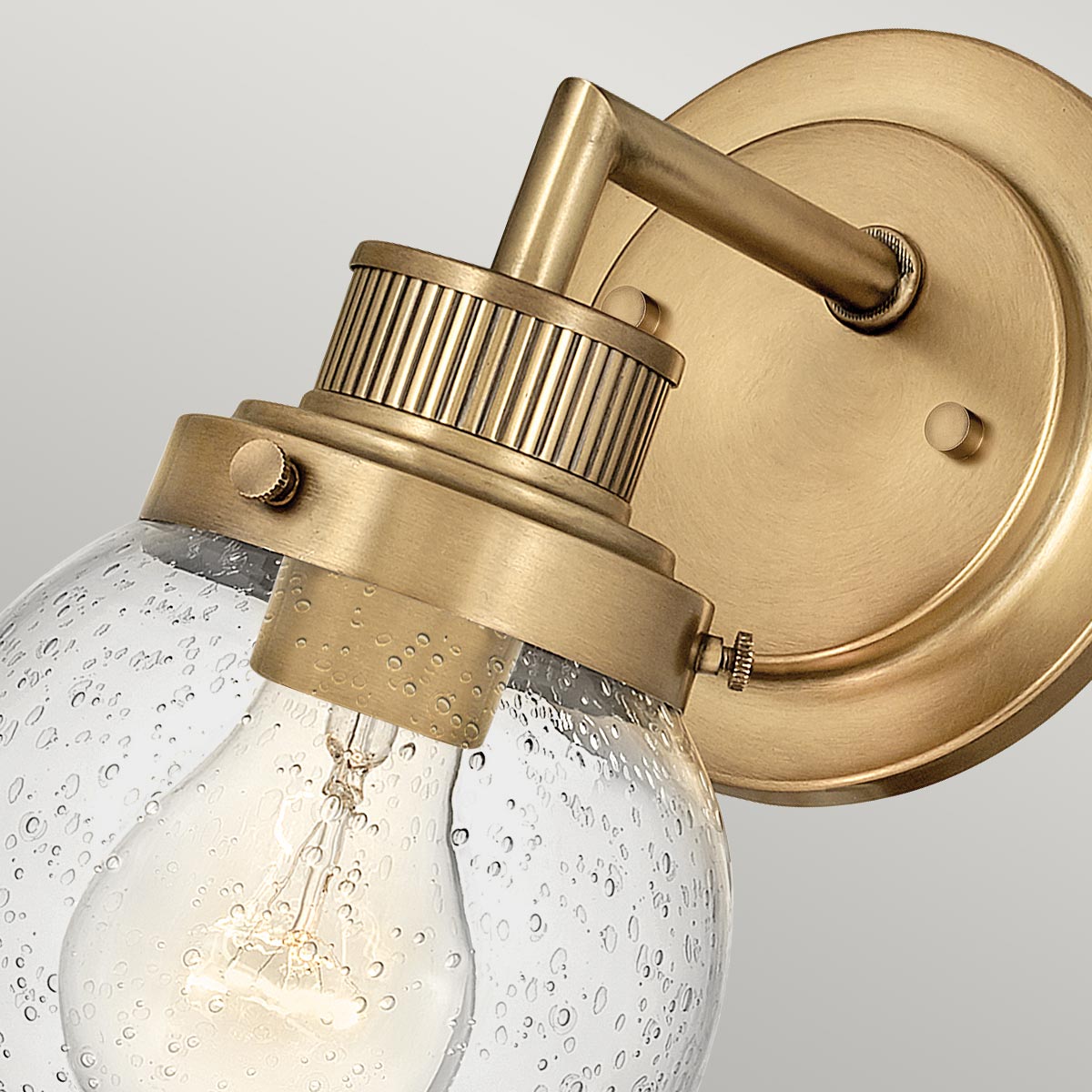 Poppy Ø13 Antikk messing baderomslampe Fra Elstead Lighting - Den elegante og trappede bakplaten og den rene tverrstangen gir stabilitet til det luftige designet.