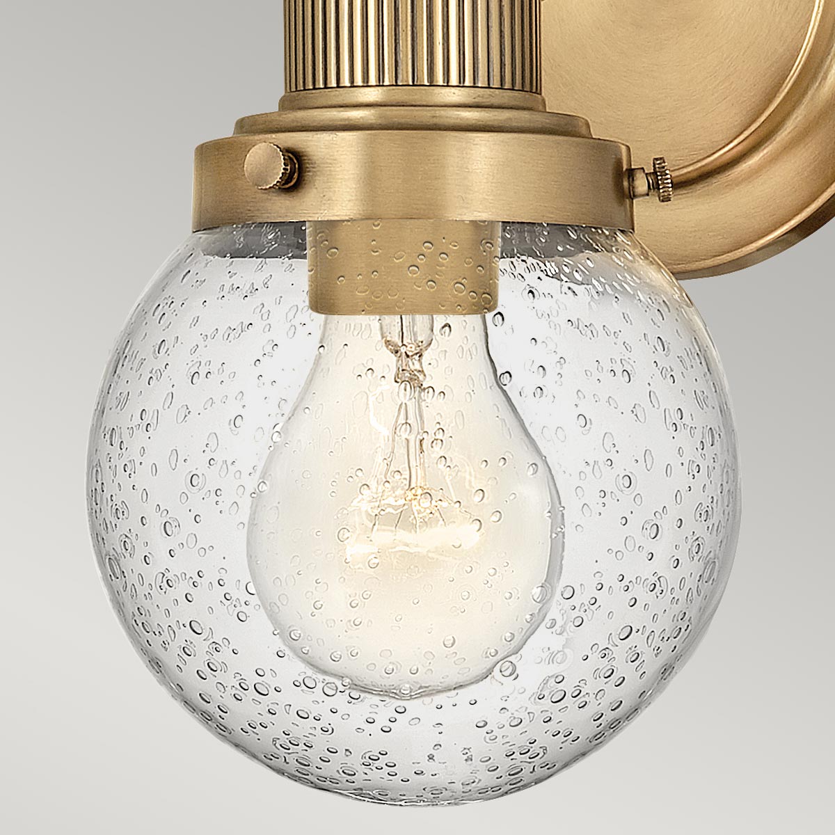 Poppy Ø13 Antikk messing baderomslampe Fra Elstead Lighting - Den elegante og trappede bakplaten og den rene tverrstangen gir stabilitet til det luftige designet.