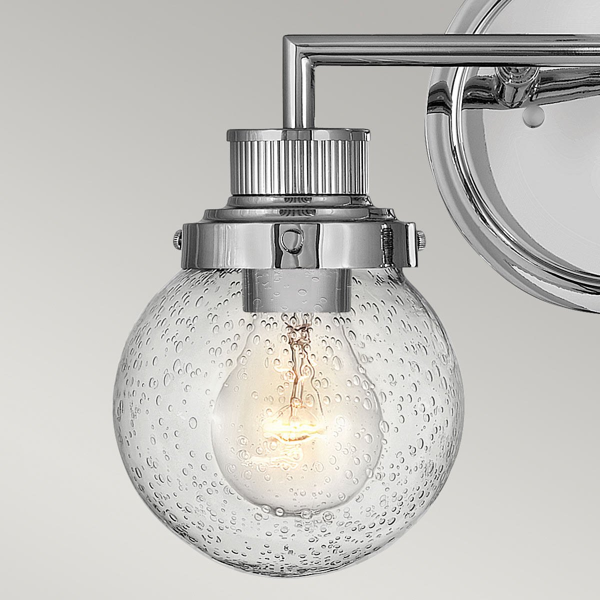 Poppy 37cm Krom baderomslampe Fra Elstead Lighting - Med en IP44-klassifisering er Poppy beskyttet mot fuktighet og vannsprut, noe som gjør den ideell for plassering ved speilet eller på en hylle.