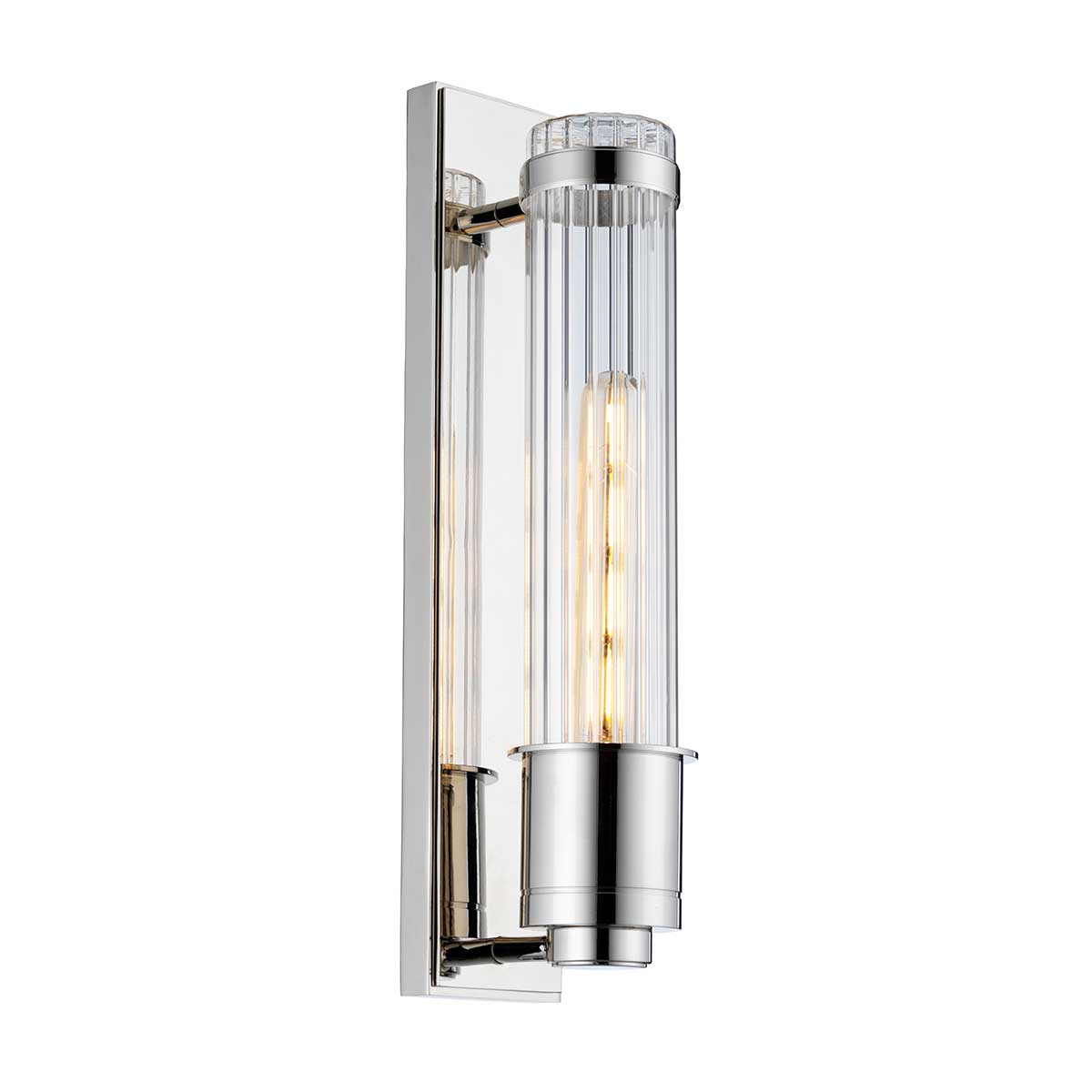 Wellington 40cm Krom baderomslampe Fra Elstead Lighting - Laget av høykvalitets stål og glass, gir den en luksuriøs følelse med sin polerte kromfinish og riflet glasskuppel som skaper en vakker lysspredning.