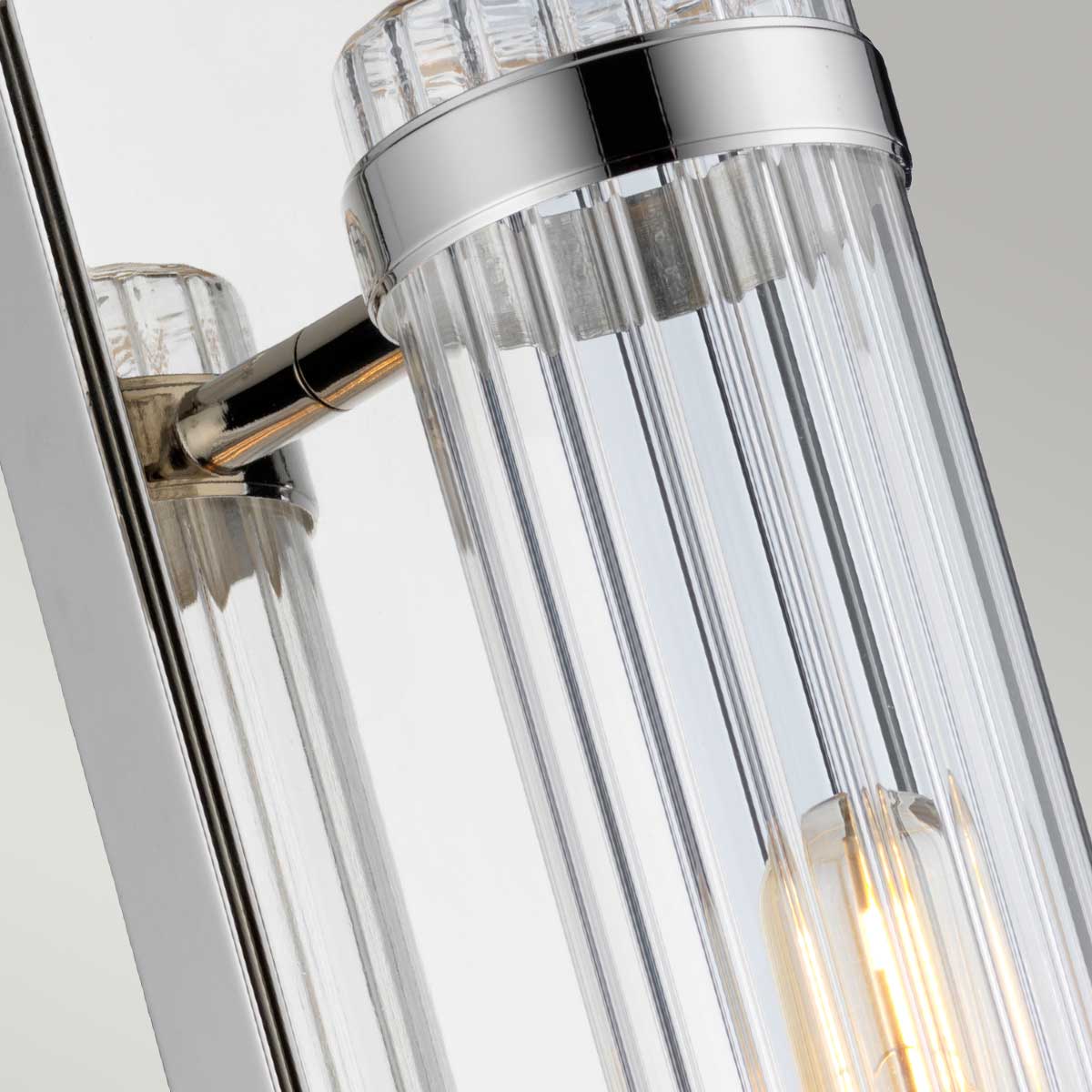 Wellington 40cm Krom baderomslampe Fra Elstead Lighting - Laget av høykvalitets stål og glass, gir den en luksuriøs følelse med sin polerte kromfinish og riflet glasskuppel som skaper en vakker lysspredning.