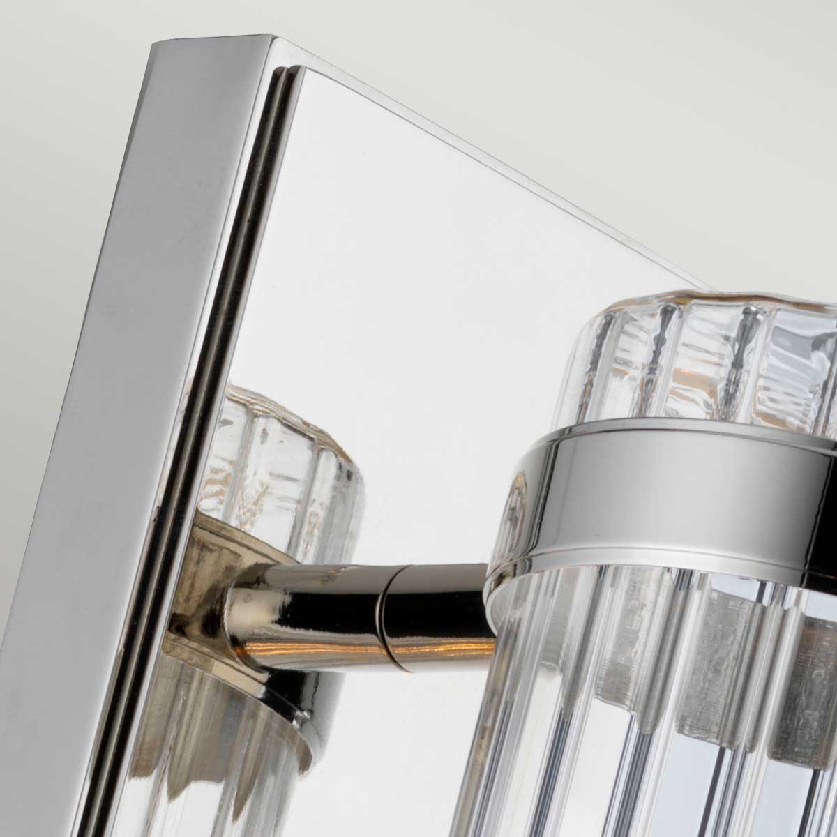 Wellington 40cm Krom baderomslampe Fra Elstead Lighting - Laget av høykvalitets stål og glass, gir den en luksuriøs følelse med sin polerte kromfinish og riflet glasskuppel som skaper en vakker lysspredning.