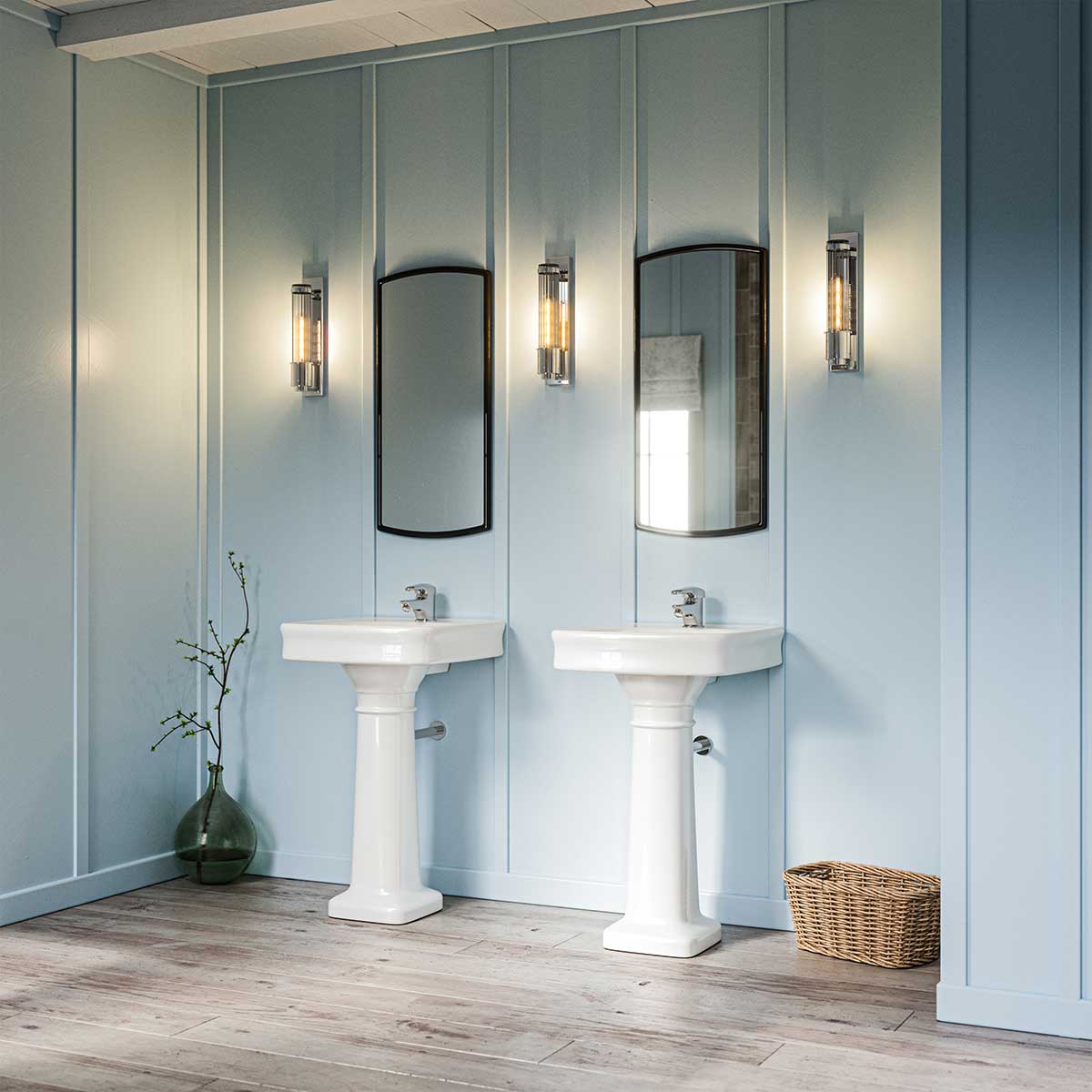 Wellington 40cm Krom baderomslampe Fra Elstead Lighting - Laget av høykvalitets stål og glass, gir den en luksuriøs følelse med sin polerte kromfinish og riflet glasskuppel som skaper en vakker lysspredning.