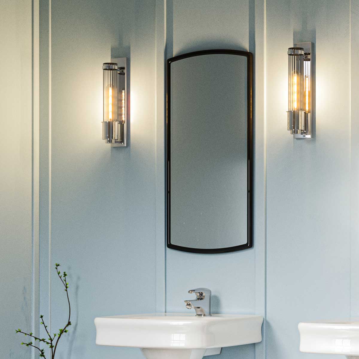 Wellington 40cm Krom baderomslampe Fra Elstead Lighting - Laget av høykvalitets stål og glass, gir den en luksuriøs følelse med sin polerte kromfinish og riflet glasskuppel som skaper en vakker lysspredning.