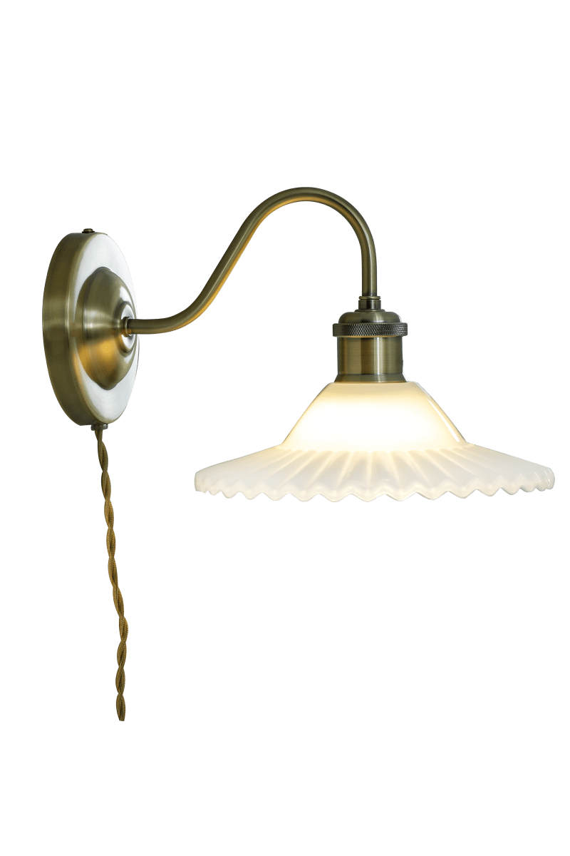 Silvia 30cm Antikk messing/hvit vegglampe Fra Aneta Lighting - Silvia-vegglampen i romantisk vintage-stil er en fin interi&oslash;rdetalj som fungerer like bra i klassiske, landlige og moderne hjem.