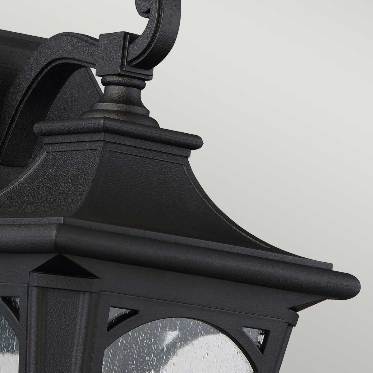 Bedford Svart utendørslampe Fra Elstead Lighting - Bedford-lampen er laget av et komposittmateriale og er bygget for å tåle ekstreme temperaturer, både høye og lave.