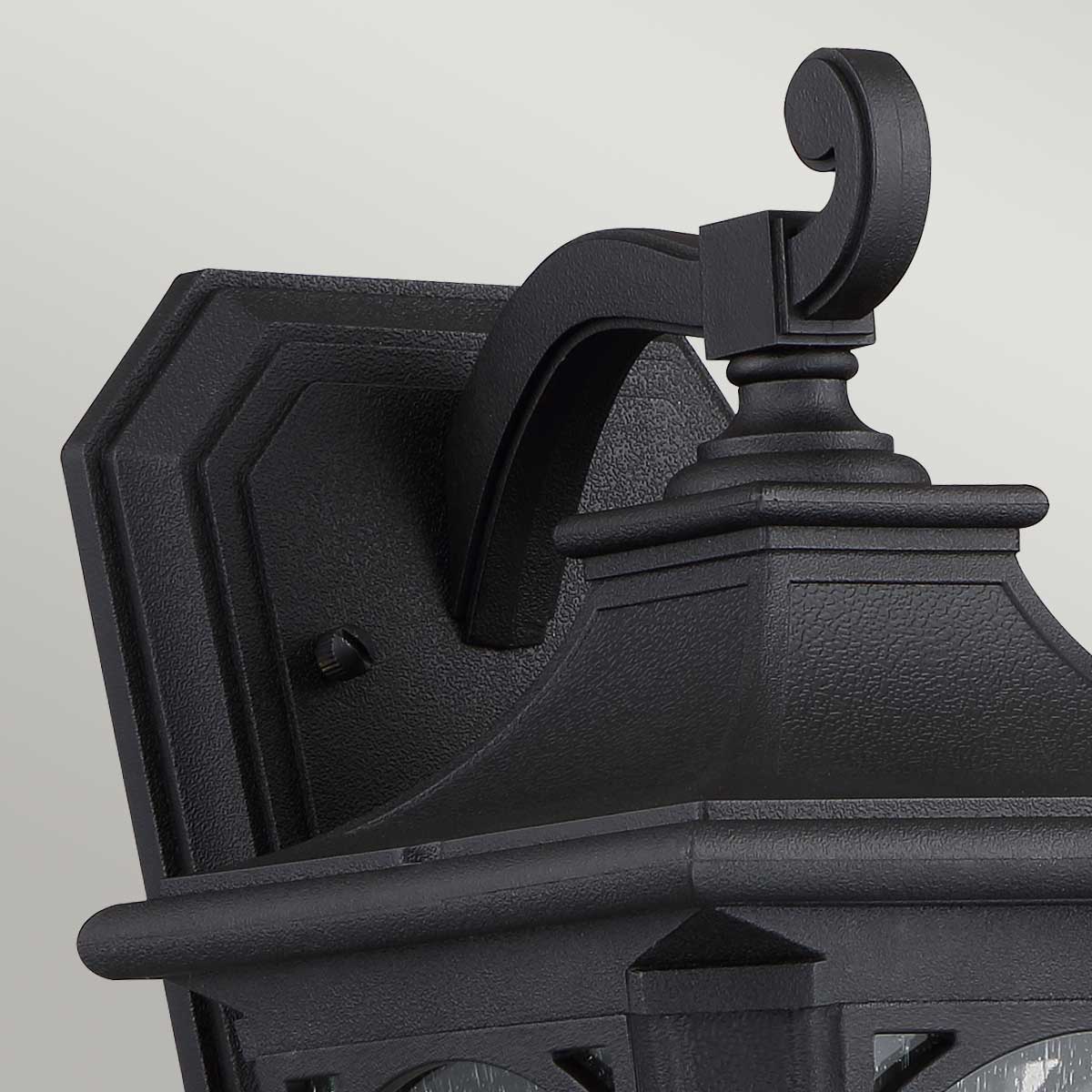 Bedford Svart utendørslampe Fra Elstead Lighting - Bedford-lampen er laget av et komposittmateriale og er bygget for å tåle ekstreme temperaturer, både høye og lave.