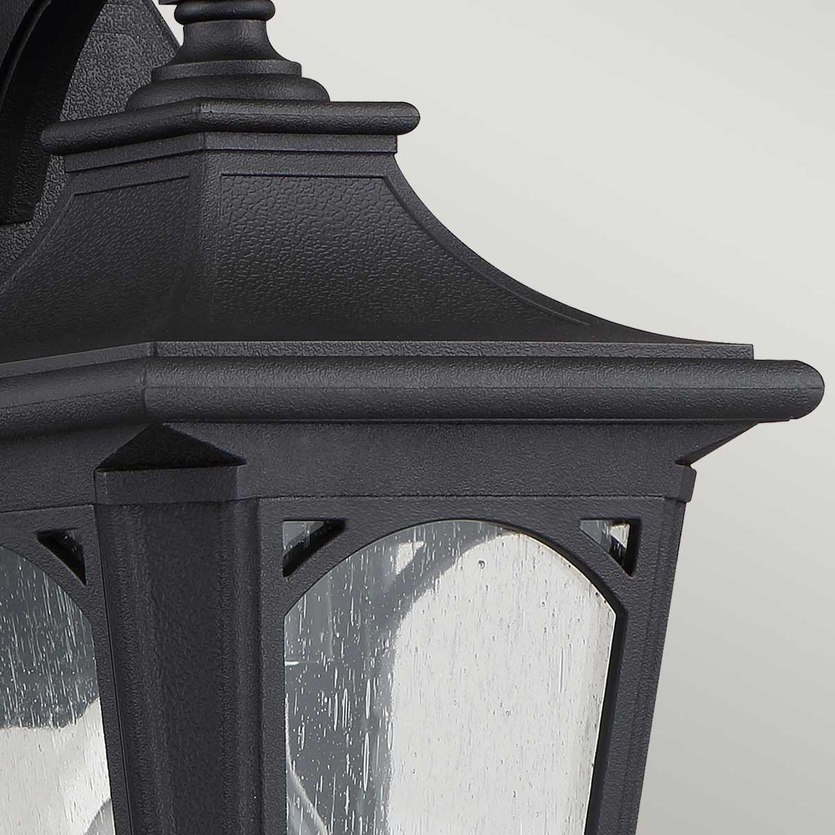 Bedford Svart utendørslampe Fra Elstead Lighting - Bedford-lampen er laget av et komposittmateriale og er bygget for å tåle ekstreme temperaturer, både høye og lave.