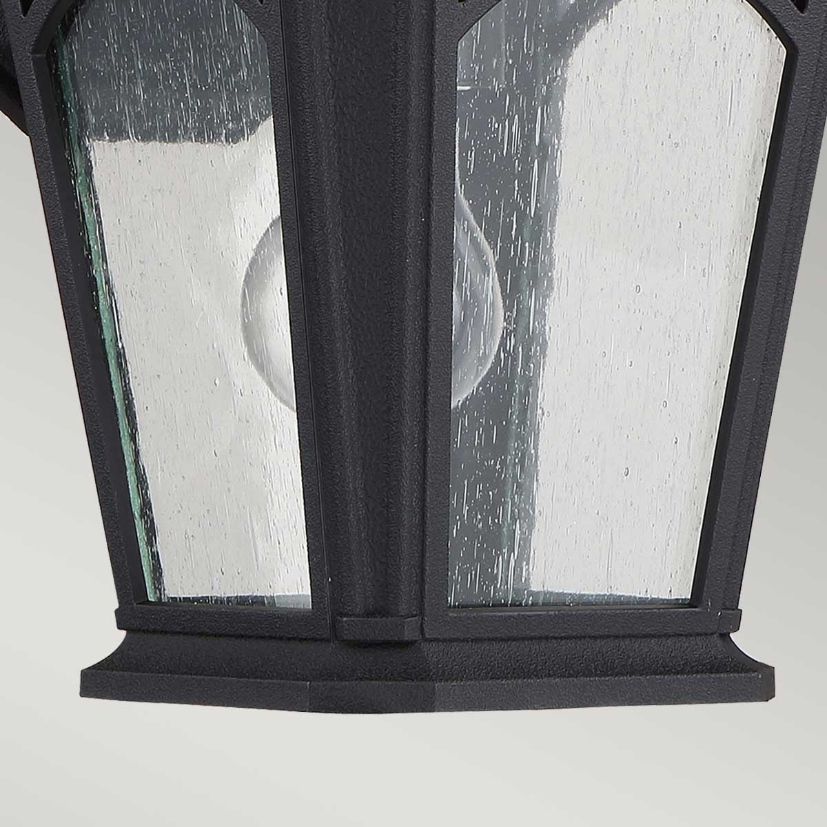 Bedford Svart utendørslampe Fra Elstead Lighting - Bedford-lampen er laget av et komposittmateriale og er bygget for å tåle ekstreme temperaturer, både høye og lave.